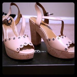 🌸🌸Coach shoes... 📦Box include 💱